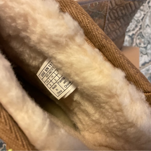 NWT UGG Classic II Graphic Boots Kids Sz 6 - Picture 14 of 16